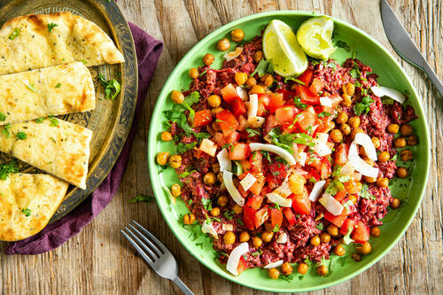 RS Kichererbsen auf Rote-Bete-Pachadi mit Kokos-Masala und Tomatensalat