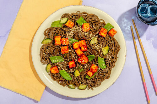 Tofuwürfel pikant & süß auf Sobanudeln mit Kaiserschoten und Gurke