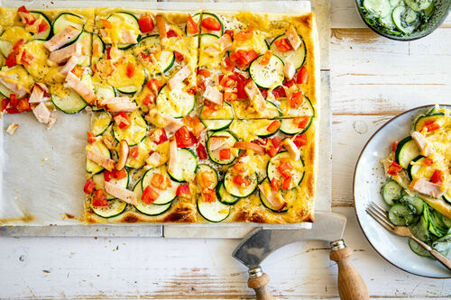 Blätterteigtarte mit geräuchertem Huhn dazu Gurkensalat mit Basilikumdressing
