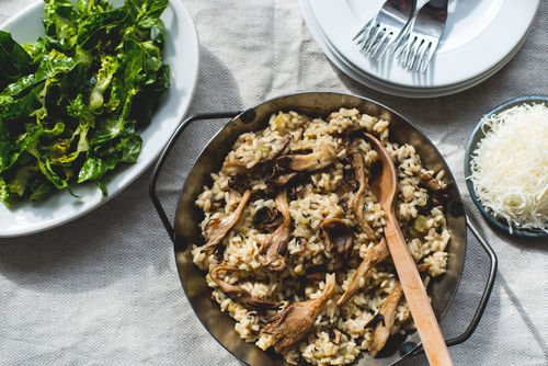 Steinpilz-Risotto mit Salat und Kürbiskernöl