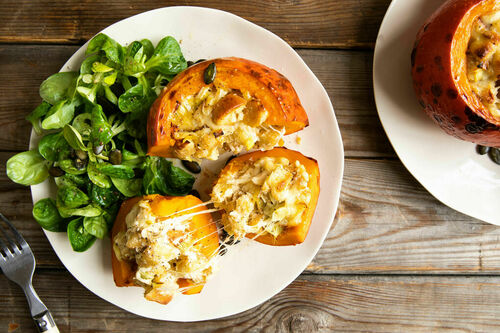 Gebackener Hokkaidokürbis mit Käse-Brot-Füllung, dazu Feldsalat