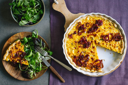 Kürbis-Käse-Quiche mit glasierten Zwiebeln und Salat