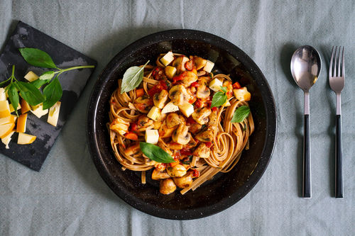 Vegetarische Pilz-Bolognese mit Fettucine und Scamorza-Käse