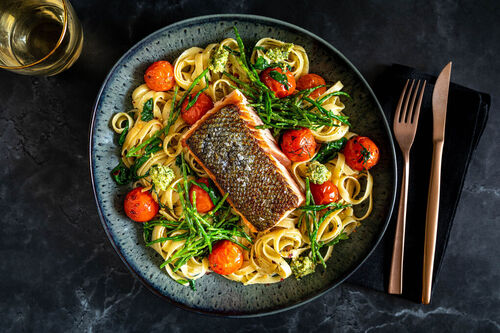 Knuspriges Lachsfilet mit Queller auf Pasta mit Chili-Kirschtomaten und Dill