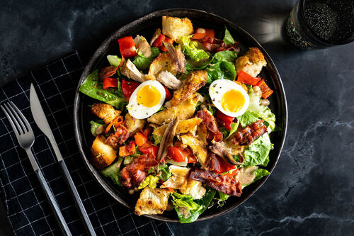 Klassischer Caesar Salad mit zartem Hähnchen, Bacon und Ei