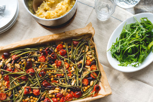 Gebackene Bohnen mit Tomaten, Stampf und Rucola-Salat