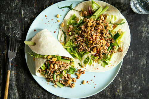 Laotischer Hackfleischsalat vom Schwein serviert als Wrap mit Gurke und Erdnüssen