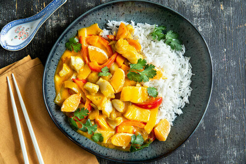 Gelbes Fischcurry mit Mandarine dazu Jasminreis