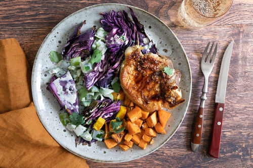 Schweinekotelett mit Cumin & Koriander dazu gerösteter Rotkohlsalat und Süßkartoffel