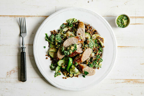 Rindswurst mit Zucchini-Linsen-Salat und Haselnuss-Petersilien-Gremolata