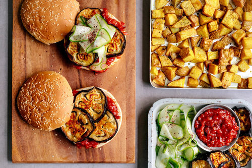 Auberginen-Miso-Burger mit Gurken und Zwiebelrelish