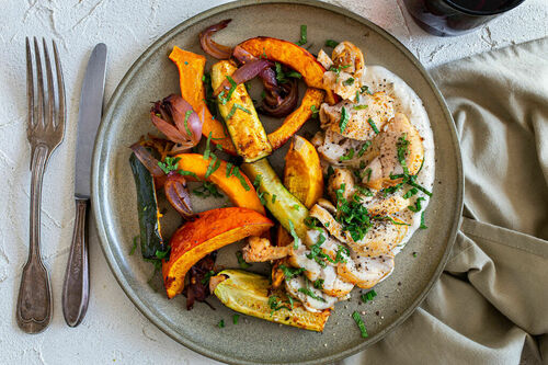 Marokkanisches Low-Carb-Hähnchen mit Kürbis und Tahinisauce