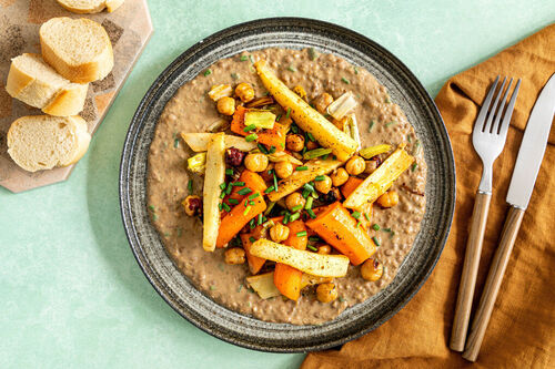 Wurzelgemüse mit Haselnuss und Lauch auf herzhaftem Linsenmus mit Baguette