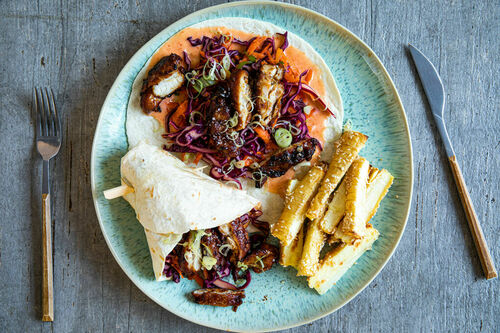 Wraps mit glasiertem Huhn und Rotkohl dazu gebackene Pastinake mit Sesam