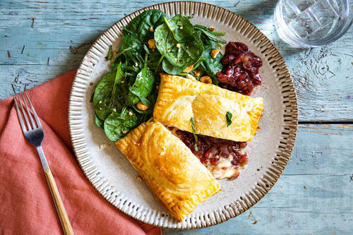 Special: Camembert in Blätterteig dazu Spinatsalat mit Haselnüssen