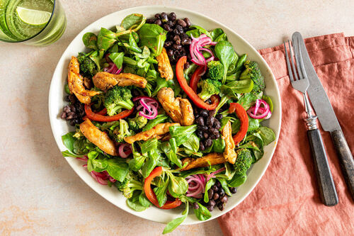 Feuriges Hähnchen auf warmem Salat mit Brokkoli, Paprika und Bohnen