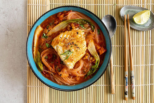 Seehecht auf tomatiger Tom-Yam-Brühe mit Zitronengras, Pak Choi und Glasnudeln