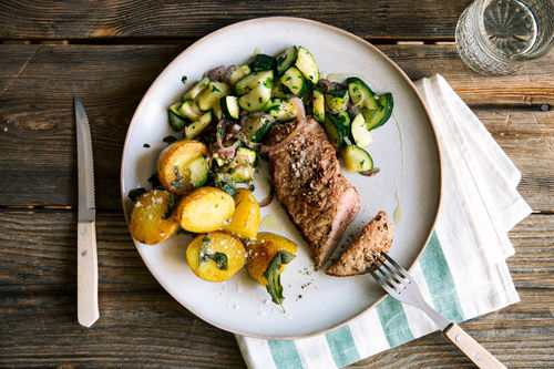 Kalbsschnitzel mit Zucchini und Salbei-Kartoffeln