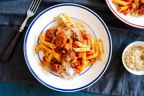 Penne mit Chorizo-Bolognese und Panko-Pangrattato