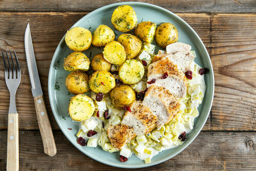 Skandinavischer Hähnchenteller mit Rahmgemüse, Kartoffeln und Cranberrys