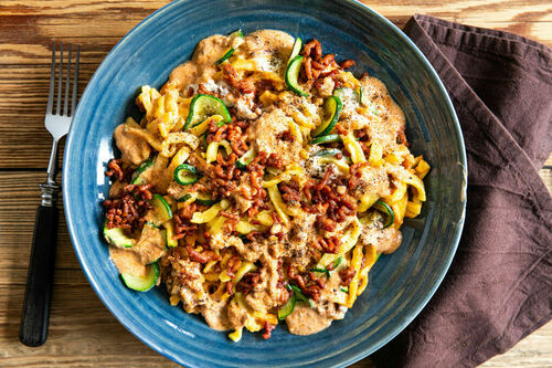 Cremige Spätzlepfanne mit Veggie-Hack mit Zucchini und würzigem Tomatenpesto