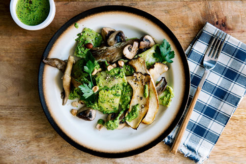 Herbstliche Käse-Ravioli mit gemischten Pilzen und Pesto
