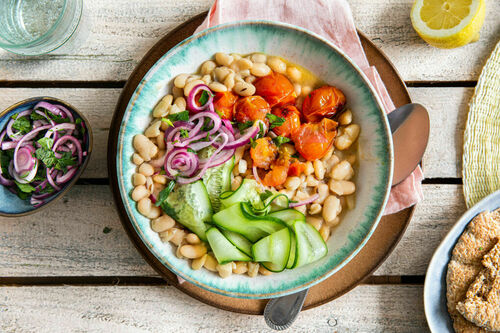 Würzige Bohnen mit Salatgarnitur dazu knusprig-würziges Pitabrot