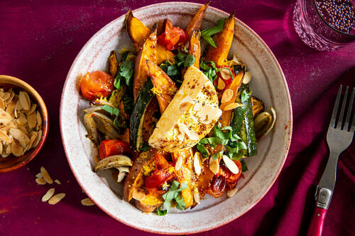 Gebackener Ricotta und Gemüse mit Basilikum und gerösteten Mandeln