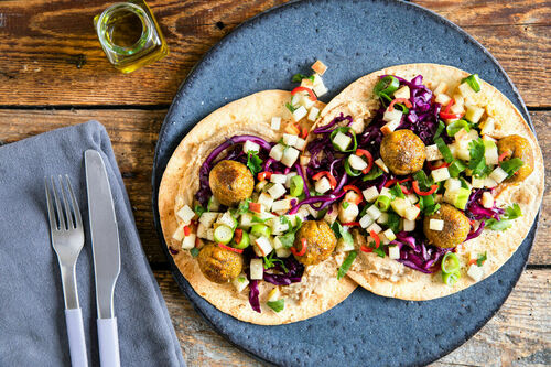Falafel-Tostadas mit Hummus und knackigem Rotkohl-Apfel-Salat