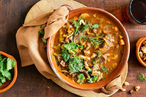 REBOOT Georgische Rindfleischsuppe mit frischen Kräutern und Walnüssen