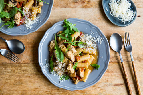 One Pot-Hähnchen-Pasta mit Pilzen und Rucola