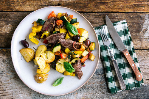 Mediterrane Steakpfanne mit Caponata-Gemüse und Kartoffeln