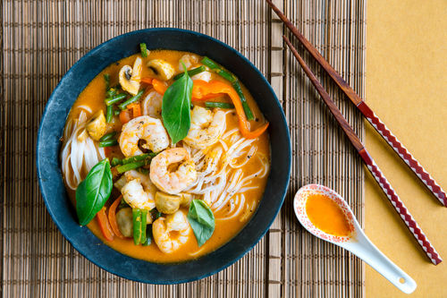 Asiatisches Garnelen-Laksa mit Reisbandnudeln