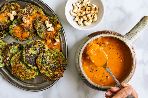 Orientalische Zucchiniküchlein mit Tomaten-Kokos-Sauce