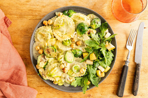 Ricotta-Girasole mit Rosenkohl und Lauch dazu Rucola-Birnen-Salat