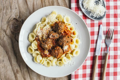 Basilikum-Rinderhackbällchen in Paprikasugo mit Orecchiette