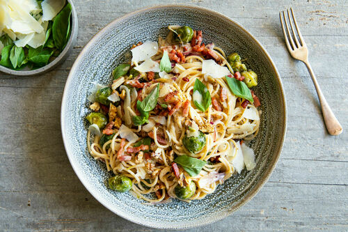 Spaghetti mit Bacon und Walnüssen mit cremigem Rosenkohl und Käse