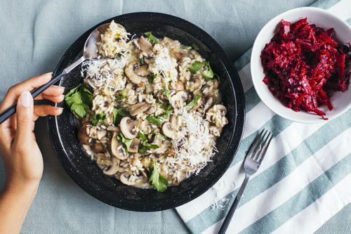 Buttriges Pilzrisotto mit Rote-Beete-Salat