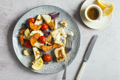 Kartoffelgemüse aus dem Ofen mit Hirtenkäse und Sesam