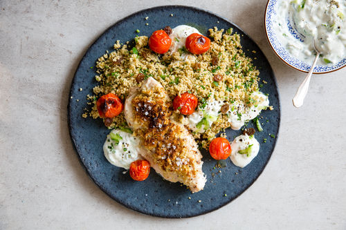 Ofen-Hähnchen mit Cashewhaube auf Rosinen-Couscous mit Gurkendip