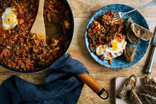 Gebackene Eier in Tomaten-Linsen-Gemüse und Käse