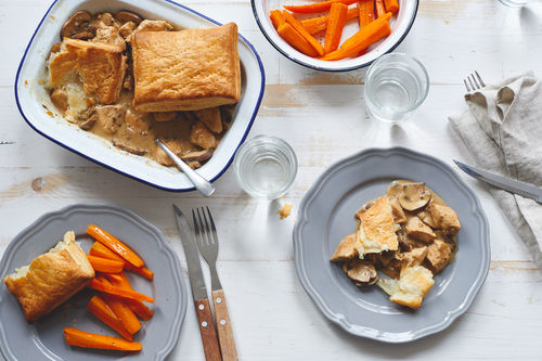 Hähnchen-Pie mit Champignons und Honig-Möhrchen