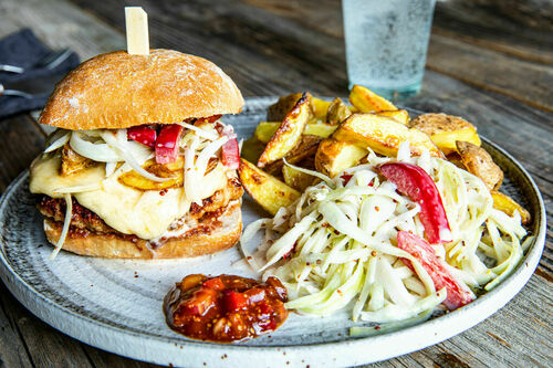 RS Hackfleisch-Käse-Frikadelle im Brot mit Röstkartoffeln und Krautsalat
