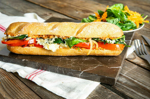 Panino mit Cheddar und Paprikasauce dazu Karotten-Spinat-Salat