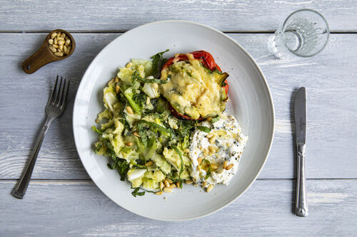 Paprika mit Kartoffelfüllung mit Basilikum-Käse-Dip und Pinienkernen