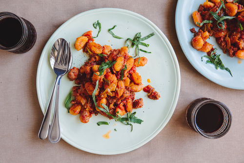 Zarte Gnocchi mit Feigen-Sauce dazu Salsiccia und Lauch