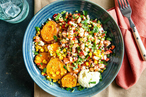 Garnelen-Süßkartoffel-Bowl mit frischem Mais und Limettendip