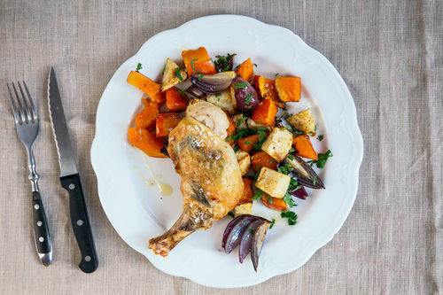 Perlhuhn-Supreme aus dem Ofen mit geröstetem Kürbis und Sellerie