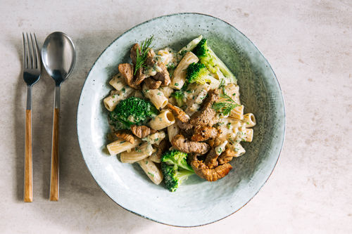 Rinderstreifen mit Brokkoli in cremiger Kräuter-Sauce und Pasta