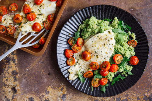 Fisch in Tomaten-Butter mit Rucola-Pesto und Bulgur